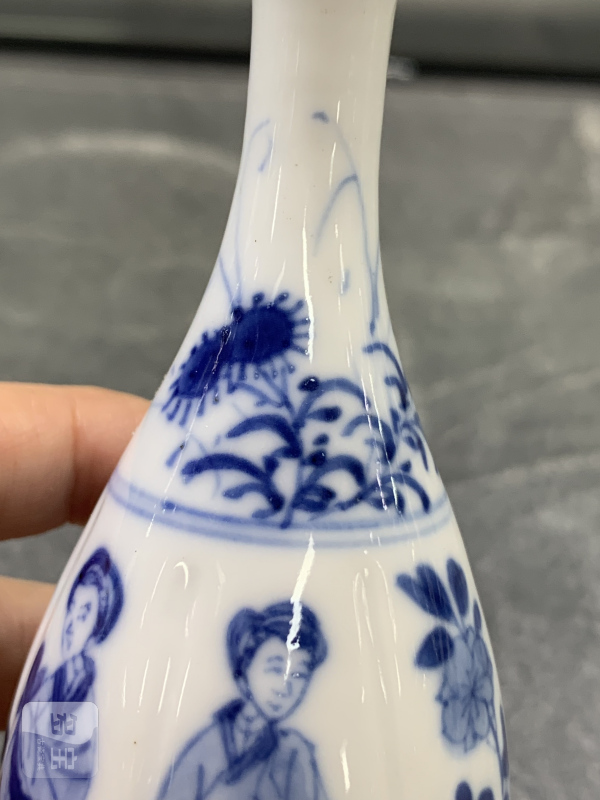 清康熙青花四美图瓜棱小胆瓶 - 图7